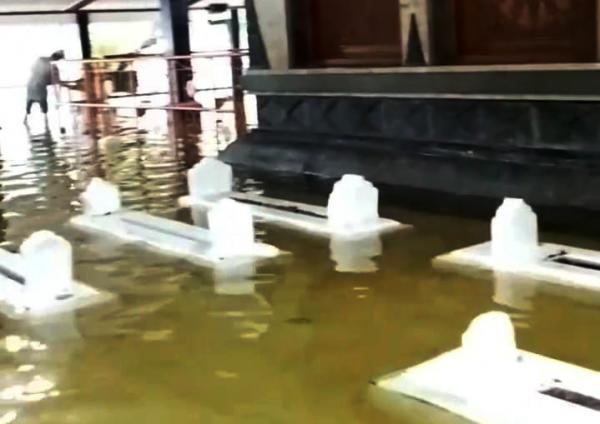 Penampakan Kompleks Makam Sunan Kalijaga di Kadilangu Demak Terendam Banjir