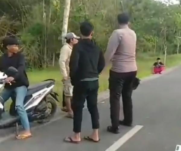 Remaja Berani Tantang Petugas Polisi Duel di Jalanan, Aksi Viral di Media Sosial