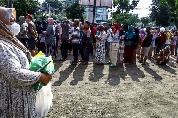 Potret Warga Berpanas-panasan di Bulan Puasa Demi Beras Murah 