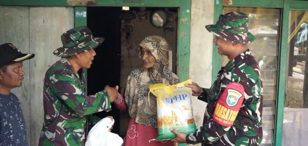 Ramadhan Berkah, TNI di Abdya Serahkan Bantuan Sembako untuk Warga Kurang Mampu