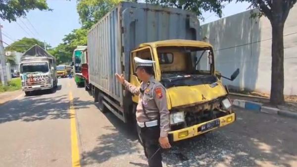 Kecelakaan Hari Ini Bus Tabrak 3 Truk dan 1 Bus saat Lampu Merah Menyala di Simpang 4 Pasuruan