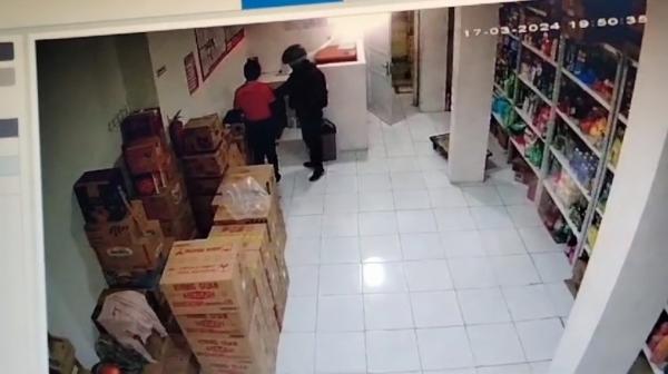 Perampokan Alfamart di Manonjaya Tasikmalaya Terekam CCTV, Pelaku Sendirian Pakai Helm dan Masker