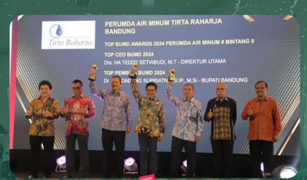Bupati Bandung Raih 2 Penghargaan TOP BUMD Award 2024