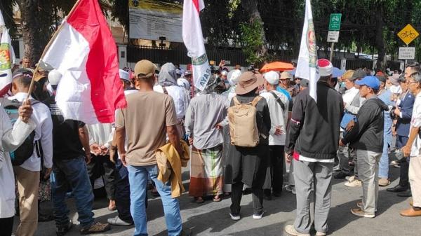 Desak Presiden Jokowi Mundur Massa Datangi KPU  Tolak Hasil Pemilu 2024