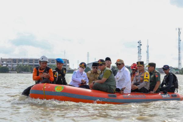 Lumpuhkan Jalur Pantura, Nana Sudjana Minta Tanggul Sungai Dievaluasi