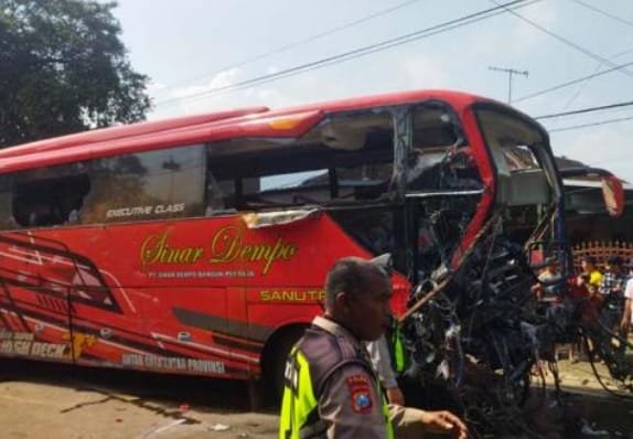 Ngeri, Bus Sinar Dempo Tabrak Sejumlah Kendaraan hingga Rumah Warga di Malang