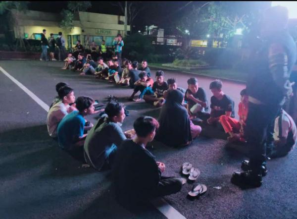Kedapatan Perang Sarung Puluhan Remaja di Cianjur Diamankan Polisi