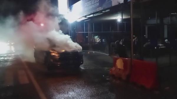 Mobil Innova Berpenumpang 3 Orang Sekeluarga di Mojokerto Hangus Terbakar