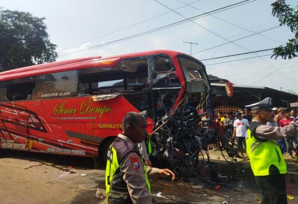 Kecelakaan Hari Ini, Detik-detik Bus Sinar Dempo Tabrak Rumah Warga dan Sejumlah Kendaraan di Malang