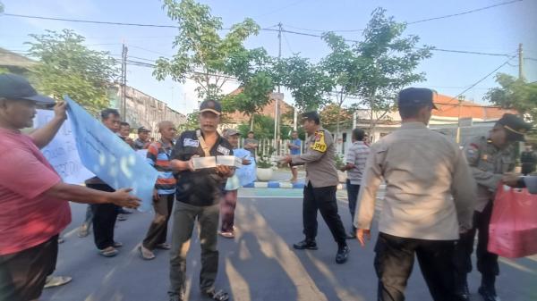 Terima Takjil Polisi, Puluhan Pendemo SiRekap Pemilu 2024 di Polres Jombang Bubar Diri