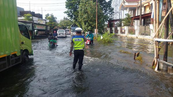 Jalan Nasional Kudus-Purwodadi Lumpuh akibat Banjir, Polisi: Harap Bersabar dan Berhati-hati!