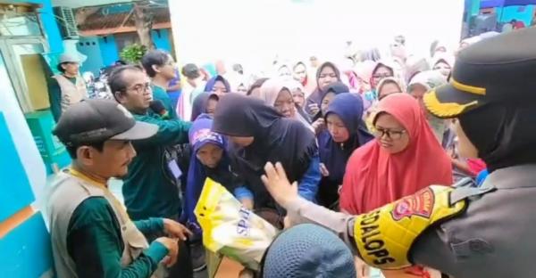 Ratusan Ibu di Cilegon Berebut Sembako, Antrean Membeludak di Gerakan Pangan Murah