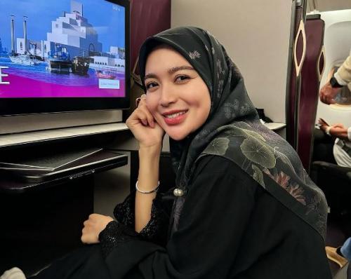 Artis Wika Salim Terlihat Cantik Kenakan Hijab Syari saat Ibadah Umrah