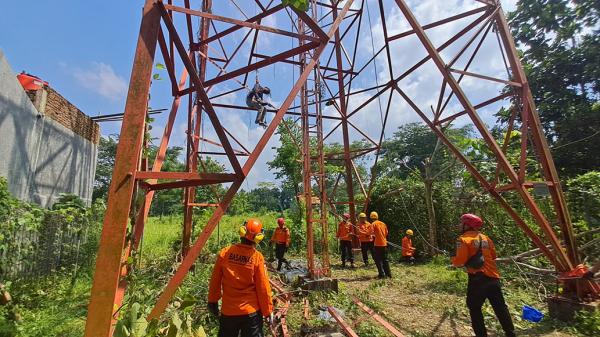 Pekerja Bongkaran Tower Tewas Tertimpa Besi, Evakuasi Berlangsung Dramatis