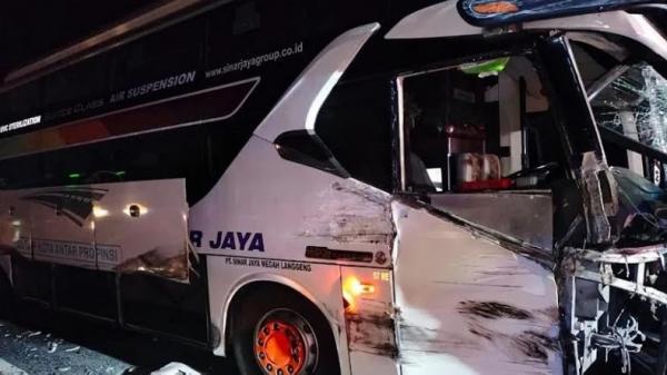 Kecelakaan Maut di Tol Kanci-Pejagan, Truk Trailer Tabrak Bus Mogok 2 Penumpang Tewas