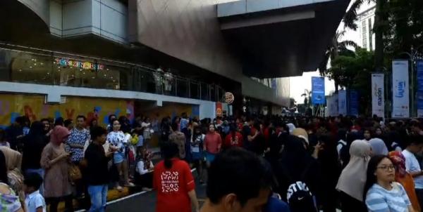 Gempa Susulan Goncang Surabaya, Pengunjung Mall Lari Selamatkan Diri, Tim Evakuasi Turun Tangan