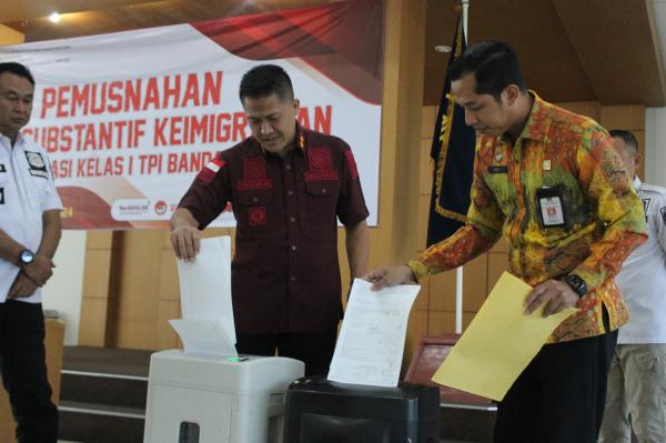 Kantor Imigrasi Bandar Lampung Lakukan Pemusnahan Arsip Substantif Keimigrasian