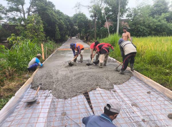 Permudah Akses Ekonomi dan Pendidikan, Pemdes Karangren Bangun Jalan Rabat Beton