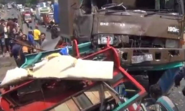 Brak! Truk Boks di Batang Tabrak 2 Mobil Odong-odong, Puluhan Orang Luka-luka