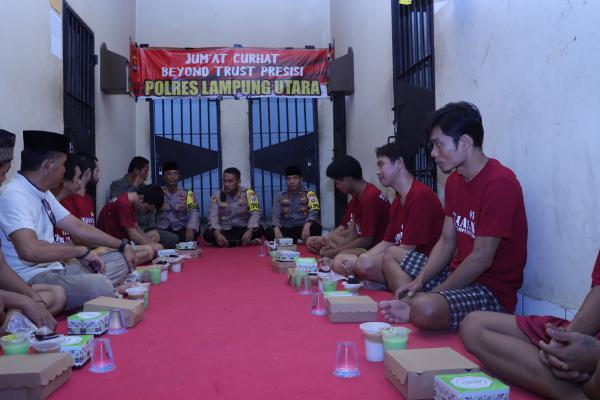 Kapolres Lampung Utara Buka Bersama dengan Para Tahanan   