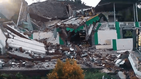 Gempa Susulan Rusakkan Bangunan Masjid di Bawean, Warga Panik Selamatkan Diri