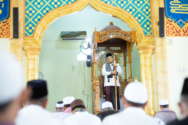 H. Maulana Menjadi Imam dan Khotib Sholat Jumat di Masjid Istiqomah Penyengat Rendah