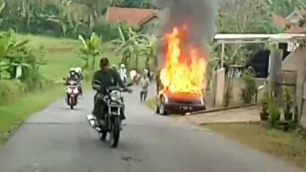 Mobil Sedan Terbakar di Sisi Jalan Raya Rancah Ciamis, Penumpang Pasutri Selamat