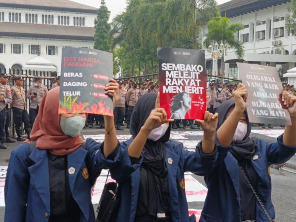 Aksi Bandung Lautan Api di Gedung Sate, Ratusan Mahasiswa Sampaikan 12 Tuntutan