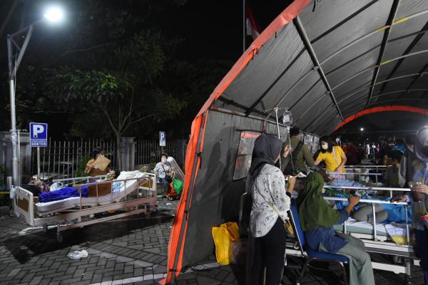 Foto-Foto Gempa Tuban, Pasien RS Unair Dirawat di Tenda Darurat