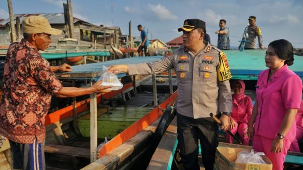 Beri Sembako dan Takjil di Kampung Nelayan Seberang, Ini Pesan AKBP Janton Silaban