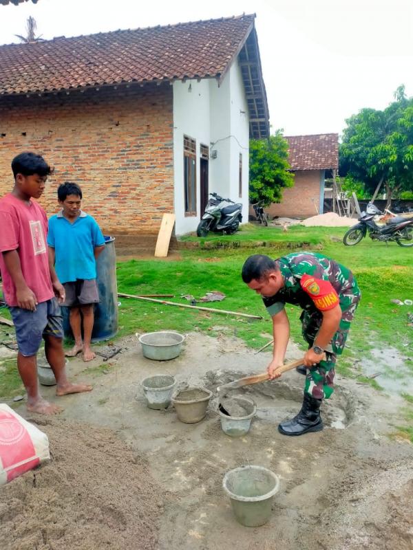 Babinsa Koramil Blambangan Umpu Bantu Warga Bangun Rumah di Kampung Binaan di Segara Midar