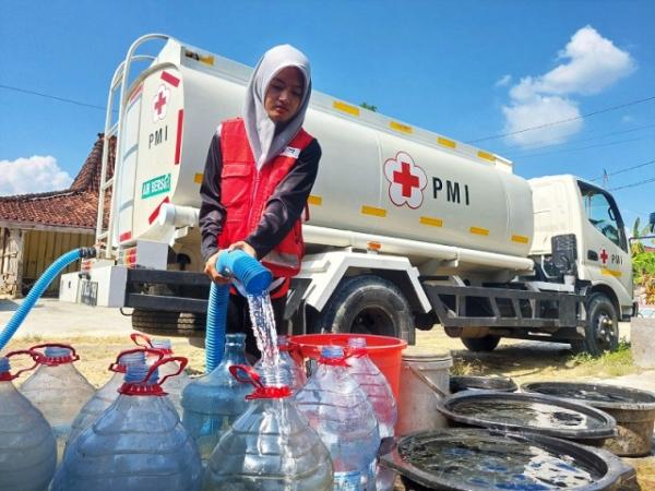 Pasca Banjir, Tim Satgana PMI Grobogam Distribusikan Air Bersih ke Kronggen Brati