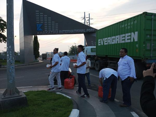 Sinergi Bersama Industri, PPJTV Banten Bagi Takjil Didepan Krakatau lnternational Port