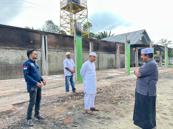 Haji Uma Silaturrahmi Dengan Abon Buni Paya Bakong dan Ikut Bela Sungkawa Atas Musibah Kebakaran