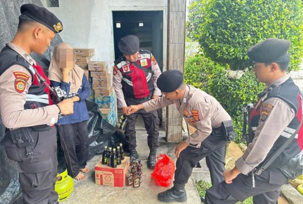 Polisi Razia Miras di Warung dalam Operasi Cempaka Krakatau 2024 di Way Kanan