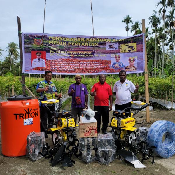 Gubernur Rumasukun Serahkan Bantuan Alat Pertanian bagi Petani Cabai Kampung Ifale