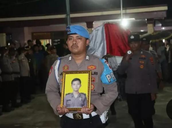 Kapolres Lampung Tengah Pimpin Pemakaman Anggota yang tewas di Losmen