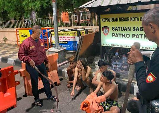 Polisi Tangkap 6 Pemuda Bawa Celurit saat Hendak Perang Sarung di Semarang