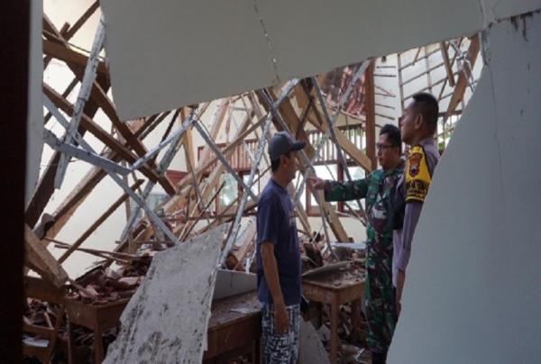 Miris, Baru Tiga Tahun Diperbaiki  Atap Ruang Kelas SDN 1 Pangkalan di Grobogan Runtuh