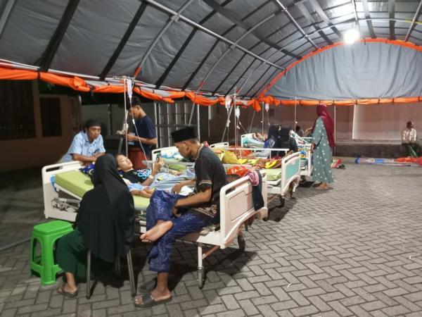 Trauma Gempa Susulan, Pasien RSUD Umar Mas’ud Bawean Dievakuasi ke Tenda Darurat