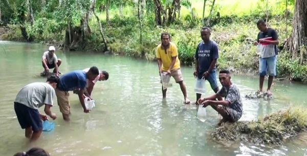 Ketua RT Ajak Warga Kelurahan Fatukoa, Kupang, Sebarkan Benih Ikan di Sungai