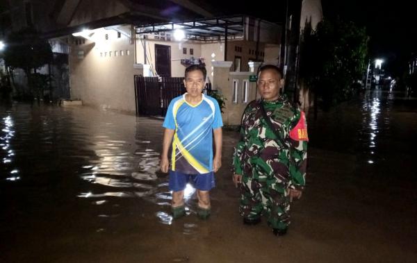 Kali Angke Meluap, Ratusan Warga di Duren Mekar Depok Terjebak Banjir!