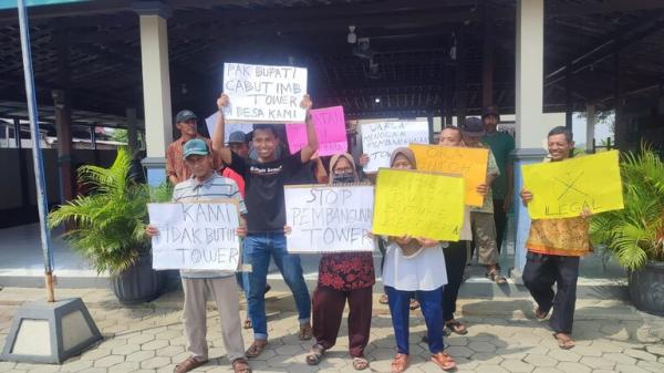 Tolak Pembangunan Tower Seluler, Sejumlah Warga Protes di Kantor Desa Pilang Sragen