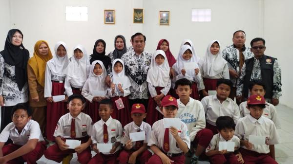 Guru di Wanaraja Garut Berbagi di Bulan Ramadhan Kepada Ratusan Anak Yatim Piatu