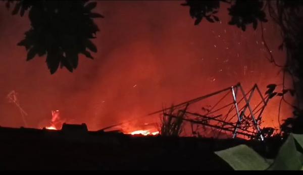 Diduga Korsleting Listrik, Tiga Rumah di Cianjur Ludes Terbakar