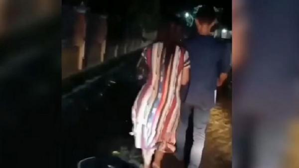 Video Viral Diduga Istri Selingkuh, Digerebek Suami dan Warga Diarak ke Jalan Menuju Kantor Desa
