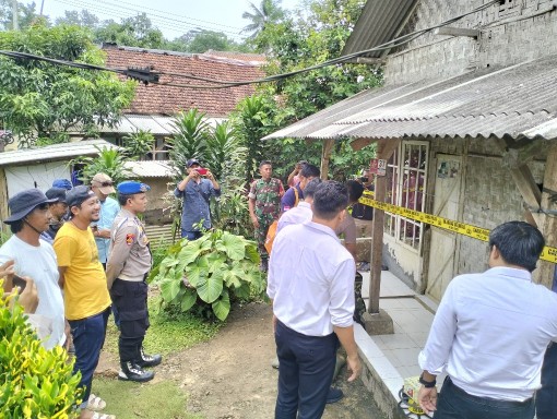 Polisi Lakukan Olah TKP Penemuan Mayat Pasangan Suami Istri di Malingping