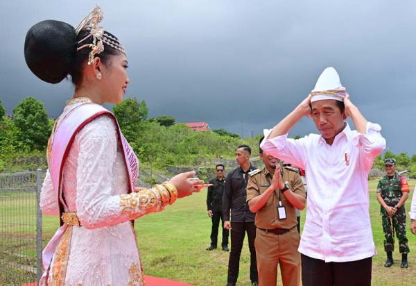 Tiba di Banggai Kepulauan, Jokowi Disambut Meriah Ketua Adat dan Masyarakat