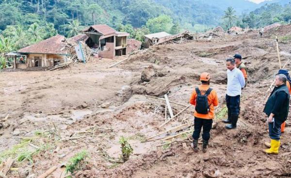 Tinjau Lokasi Bencana di KBB, Bey Ingatkan Warga Selalu Waspada