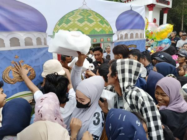 Polres Cianjur Sebar Berkah Ramadhan dengan Cara Menyebar Takjil Gratis